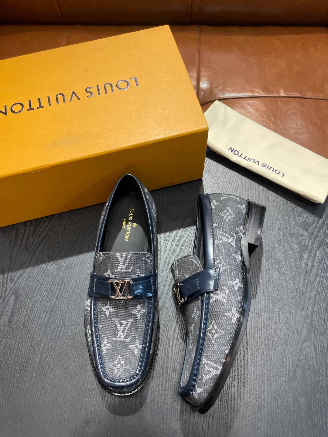 [LV] Leather shoes - High-end quality - Upper: 🔝Tumbled cowhide, Nappa cowhide, brand logo sewn on the shoe body - Inner: cowhide, foot pad; water-dyed cowhide - Outsole: T men's shoes 💰R·Rubber foam; two-color molded outsole -Super high quality control·Fine workmanship: highlighted (high-end·luxury·grade) -Size: 38-44 (45 can be customized)